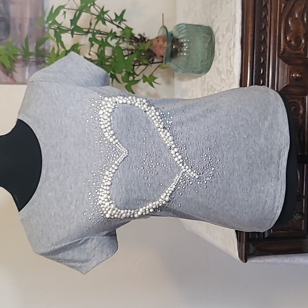 VENUS GRAY TEESHIRT W/ PEARLS & RHINESTONE HEART DESIGN SIZE XS